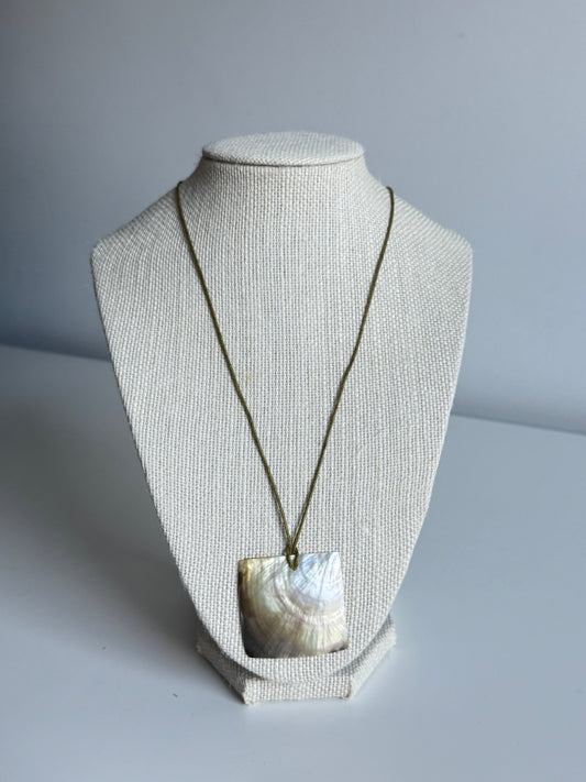 coquille verte necklace